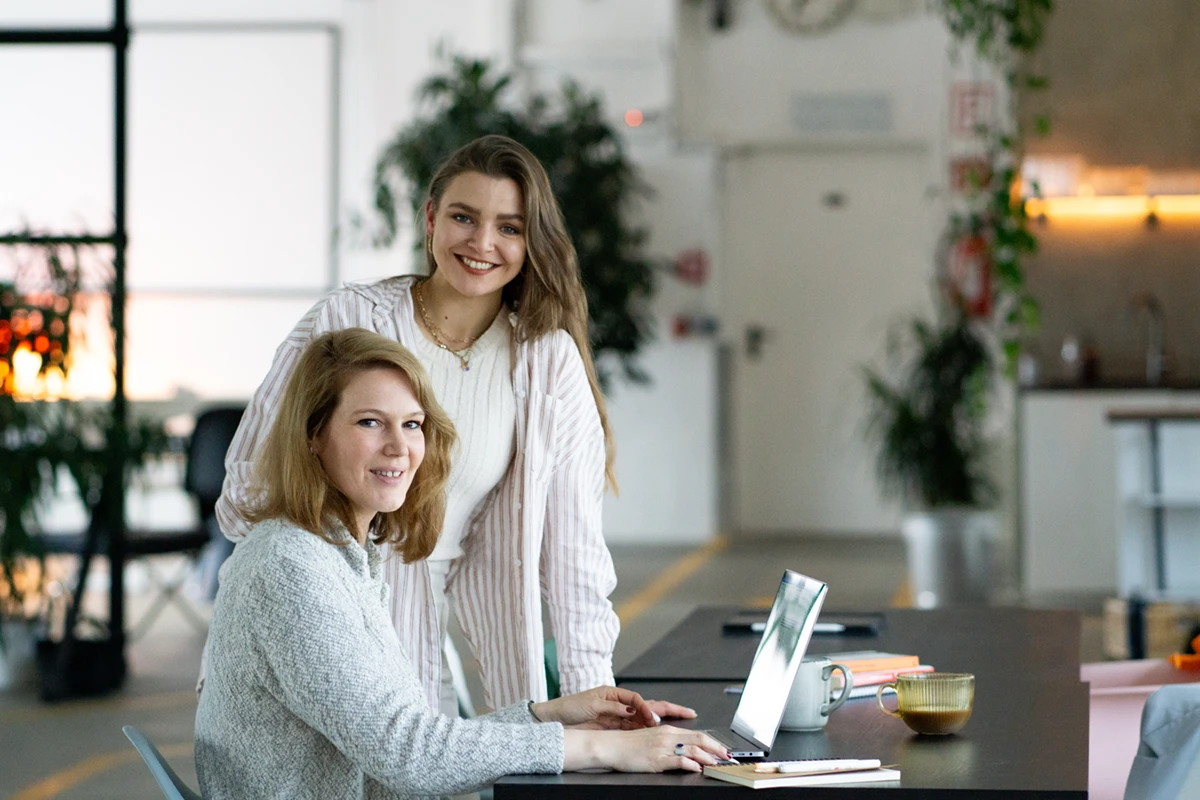 Kaffee-undkoepfe-freelancing-team-headerbild-portrait Deine Freelancer für Gestaltung und Inhalt: Text und Design von Tatjana und Jacqueline.