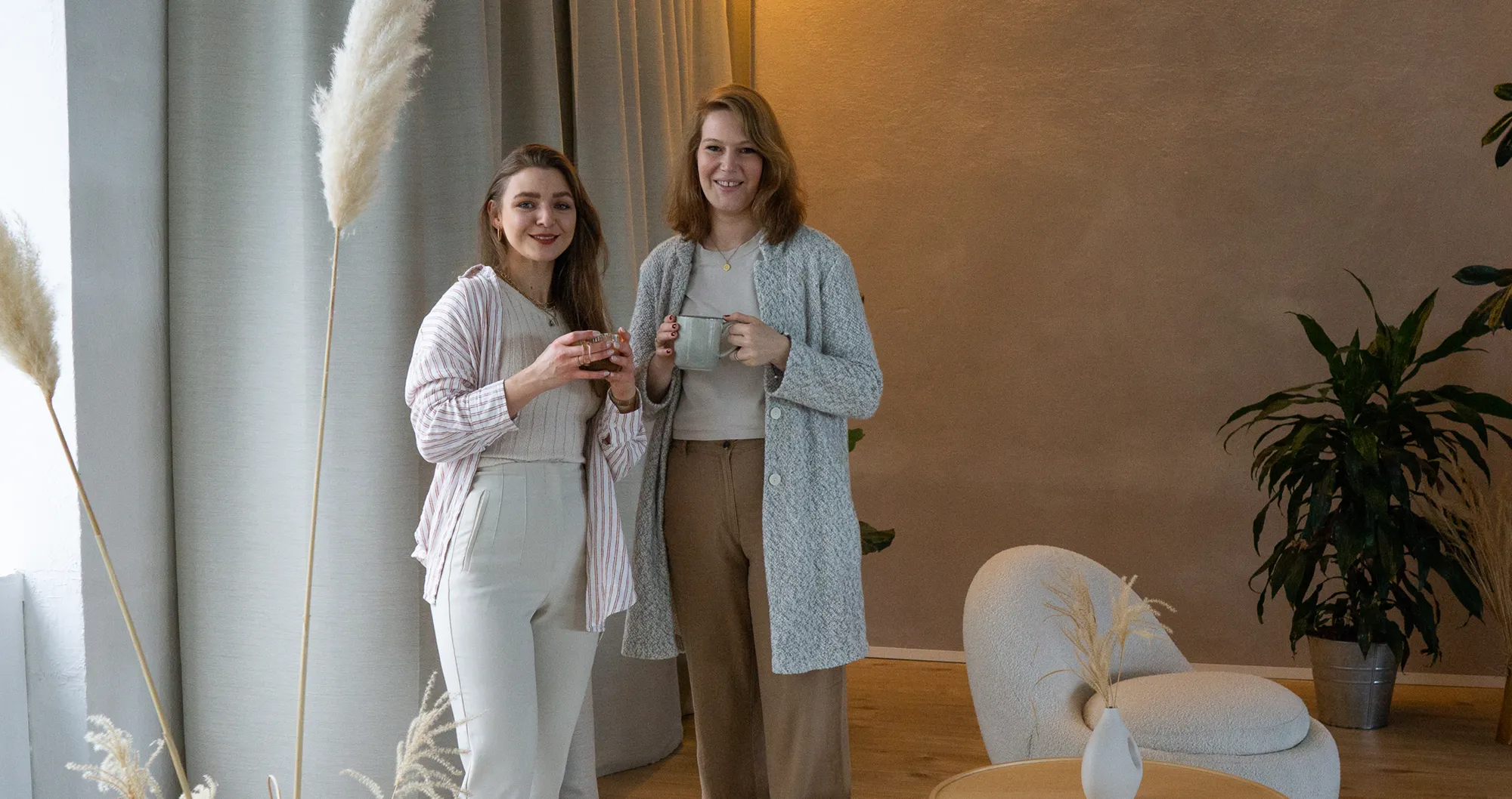 kaffee-koepfe-mediendesign-grafik-web-team_kontakt Tati und Jackie sind Freelancer für Gestaltung und Inhalt